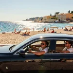 Taxi Saint Tropez offrant une promenade luxueuse le long de la magnifique côte, mettant en valeur l'atmosphère vibrante d'une escapade estivale.